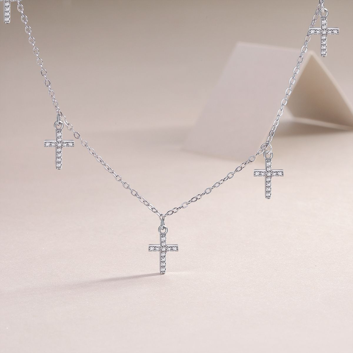Star Love - A fashionable and popular jewelry necklace pendant set, featuring Monnes stone, made of 925 silver and plated with platinum and diamonds.
