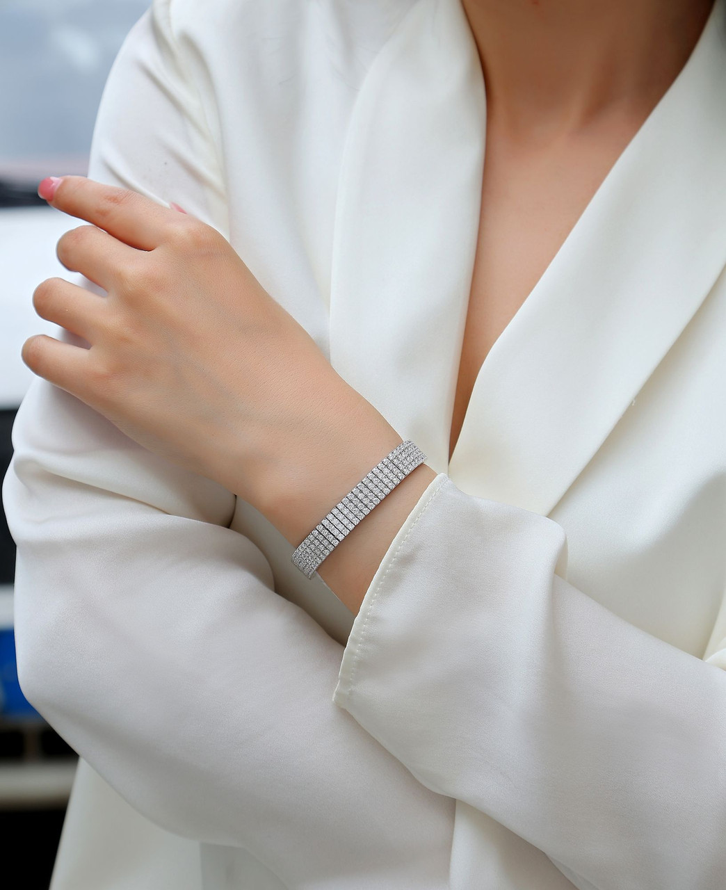 The Light on the Chain - Made of morganite, 925 sterling silver and platinum-plated diamonds, it is a fashionable jewelry bracelet and a luxurious silver accessory.