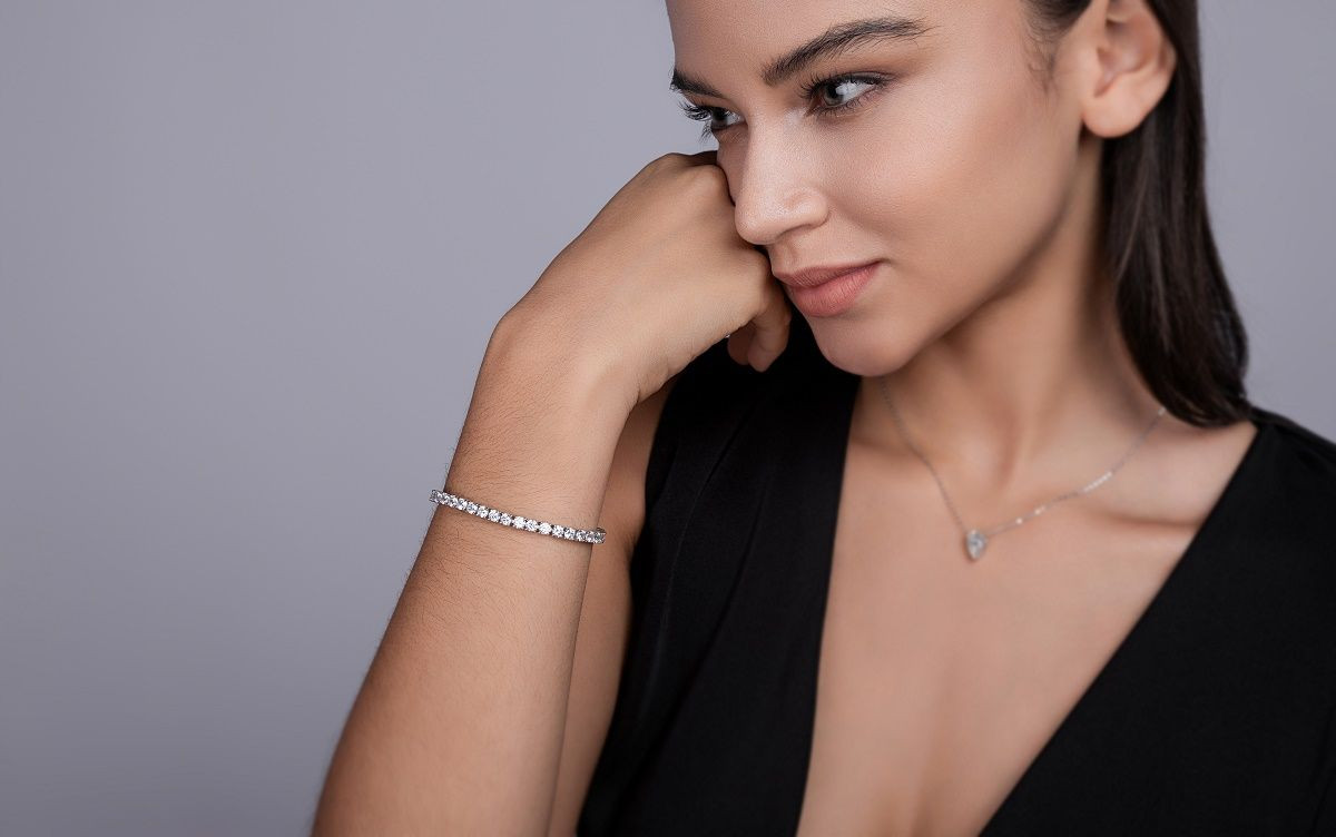 Moonlight - Made of morganite, 925 sterling silver and platinum-plated diamonds, it is a fashionable jewelry bracelet and a luxurious silver accessory.