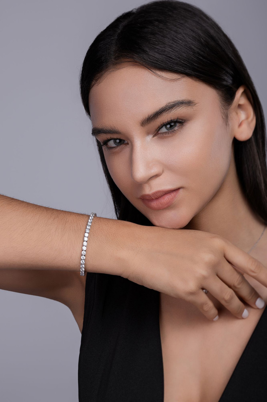 Moonlight - Made of morganite, 925 sterling silver and platinum-plated diamonds, it is a fashionable jewelry bracelet and a luxurious silver accessory.