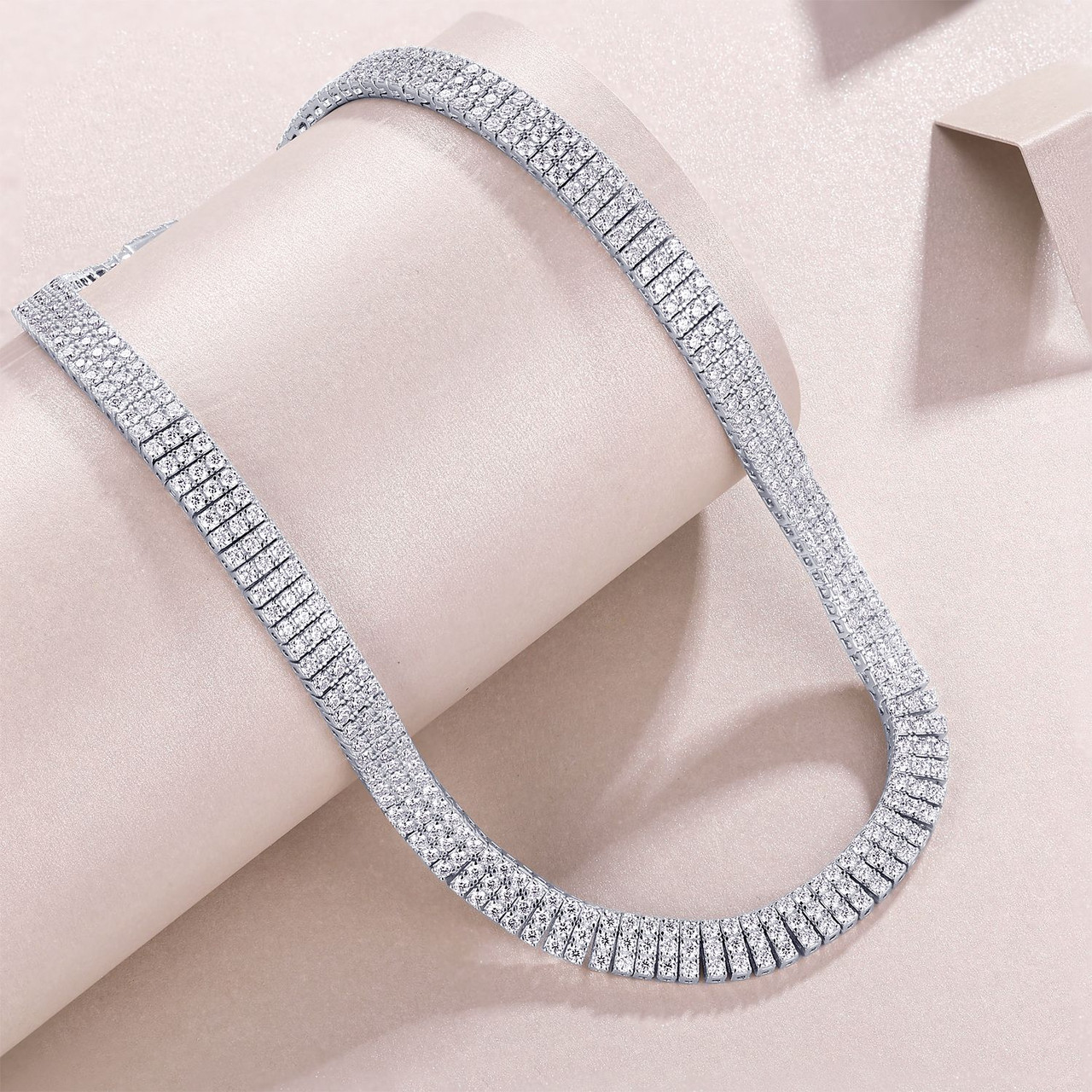 Aperture - Composed of sapphire, 925 silver and platinum-plated diamonds, it is a fashionable jewelry bracelet and a luxurious silver accessory.