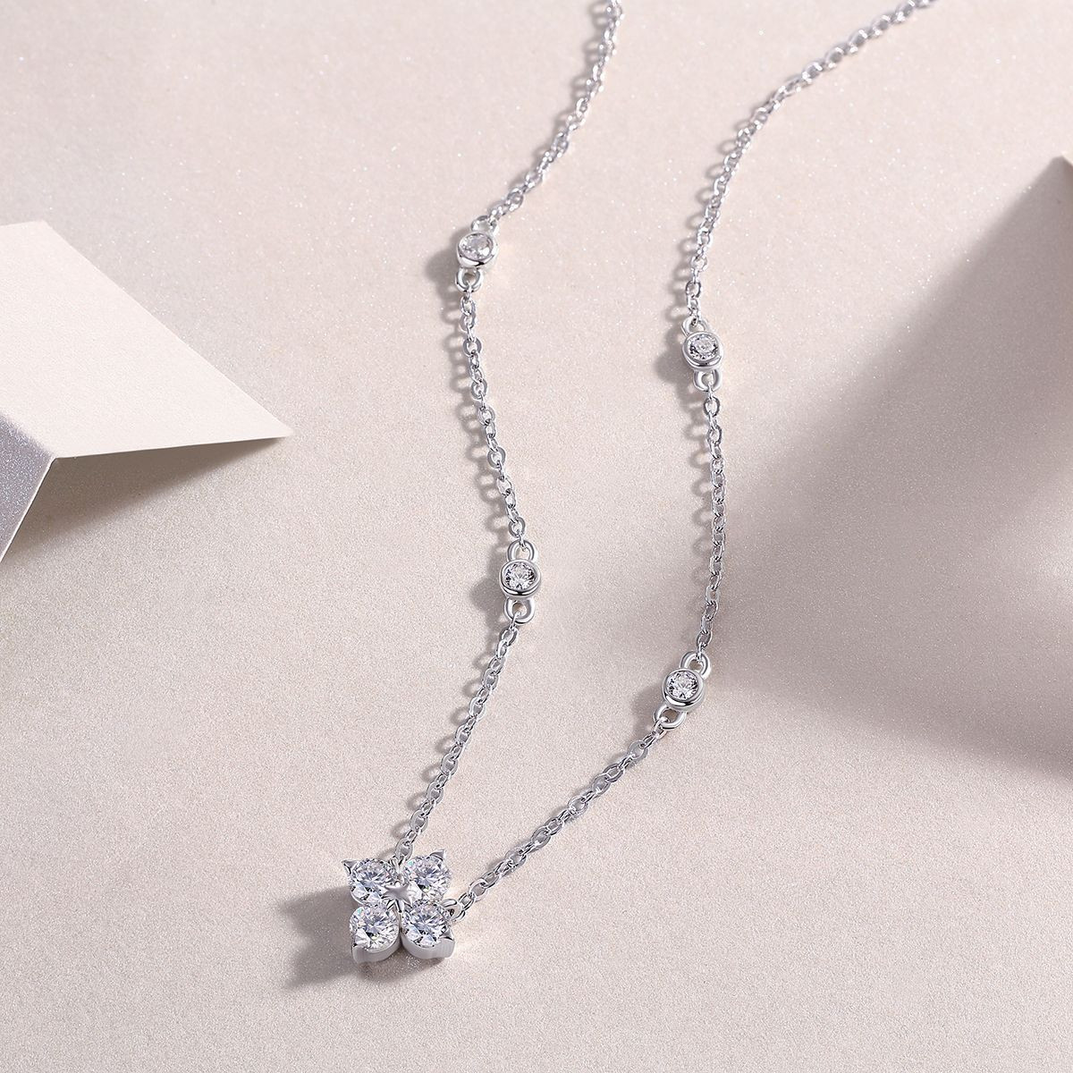 Glow Star - A fashionable and popular jewelry necklace pendant set, featuring Monnes stone, made of 925 silver and plated with platinum and diamonds.
