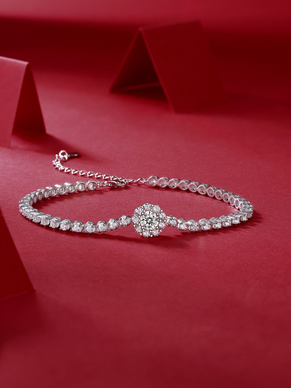 Made of morganite, 925 sterling silver and platinum-plated diamonds, it is a fashionable jewelry bracelet and a luxurious silver accessory.