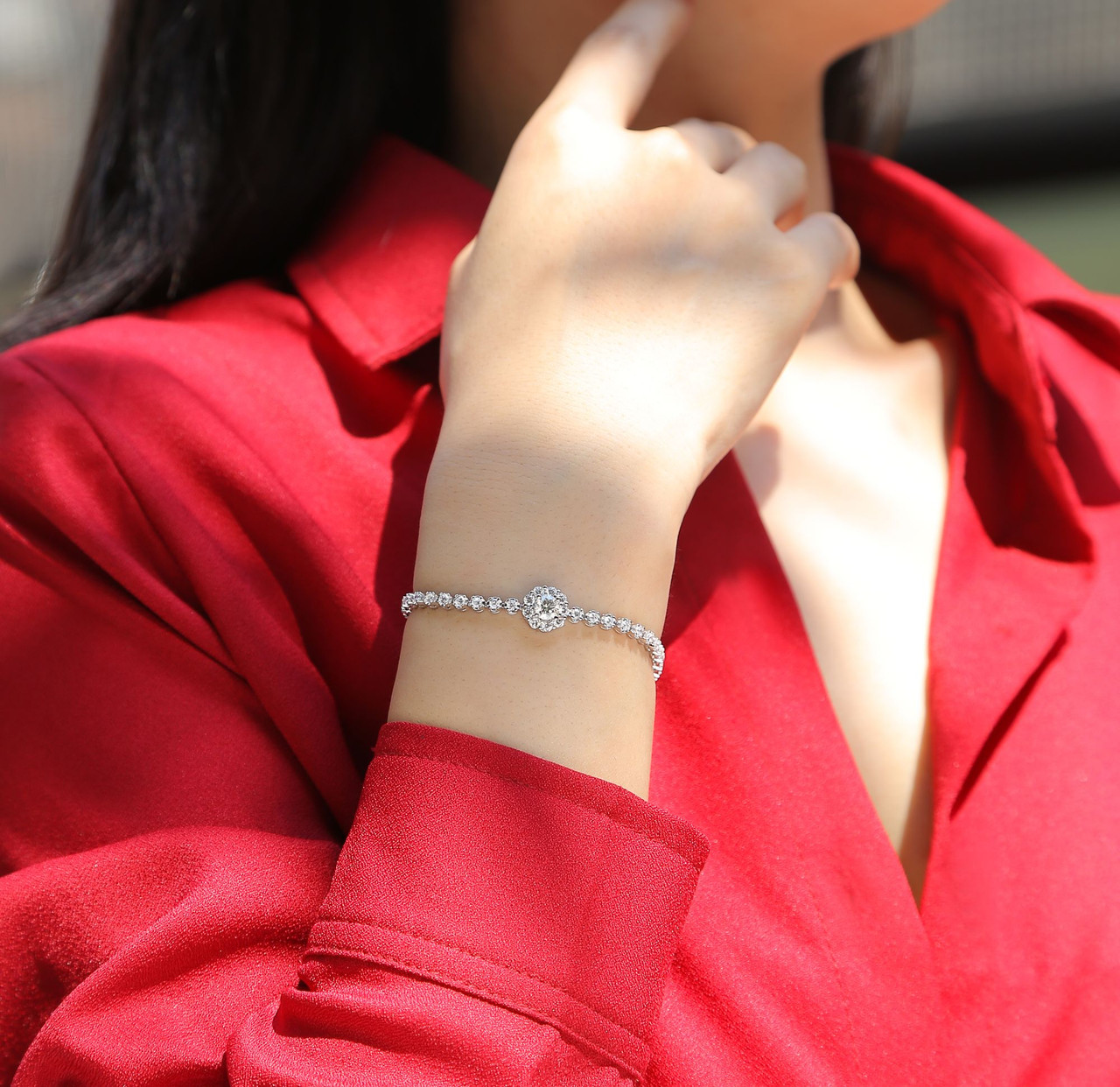 Made of morganite, 925 sterling silver and platinum-plated diamonds, it is a fashionable jewelry bracelet and a luxurious silver accessory.