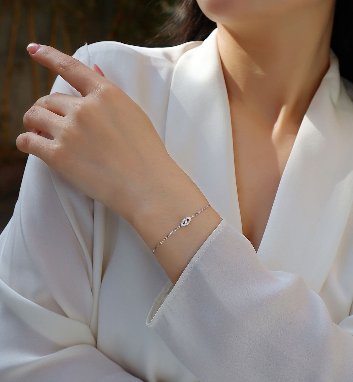 Window of the Soul - Made of morganite, 925 sterling silver and platinum-plated diamonds, it is a fashionable jewelry bracelet and a luxurious silver accessory.