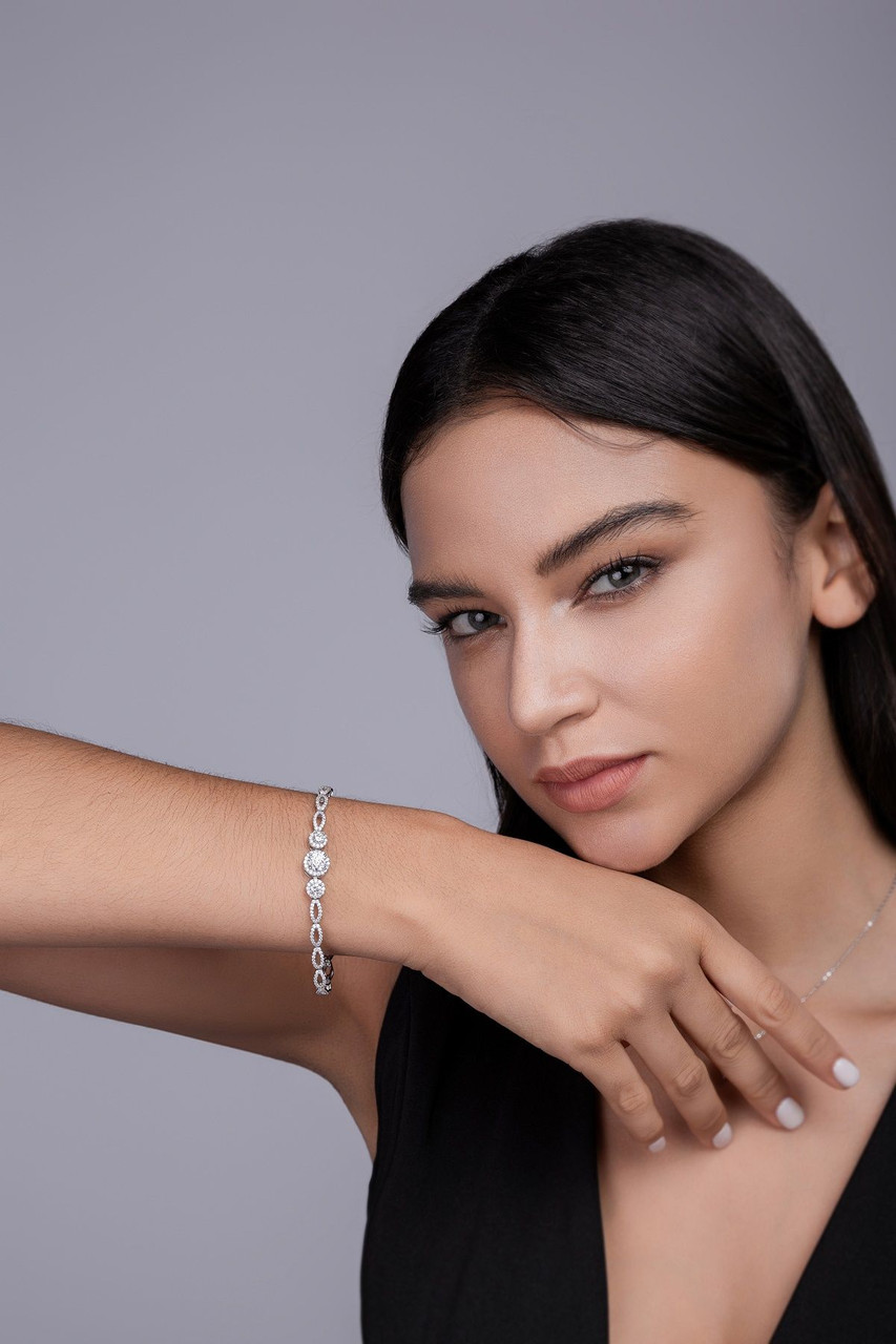 Mo Qi - Made of morganite, 925 sterling silver and platinum-plated diamonds, it is a fashionable jewelry bracelet and a luxurious silver accessory.