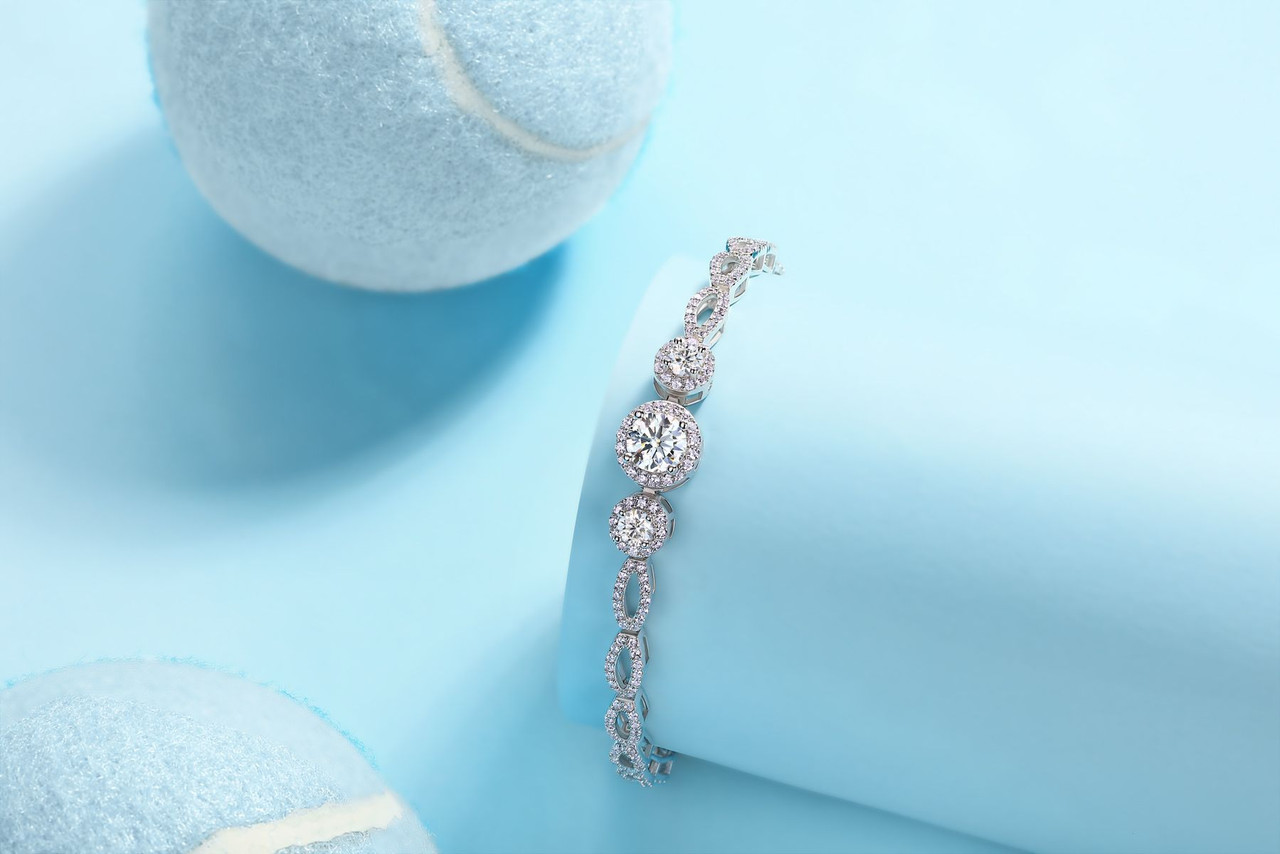 Mo Qi - Made of morganite, 925 sterling silver and platinum-plated diamonds, it is a fashionable jewelry bracelet and a luxurious silver accessory.