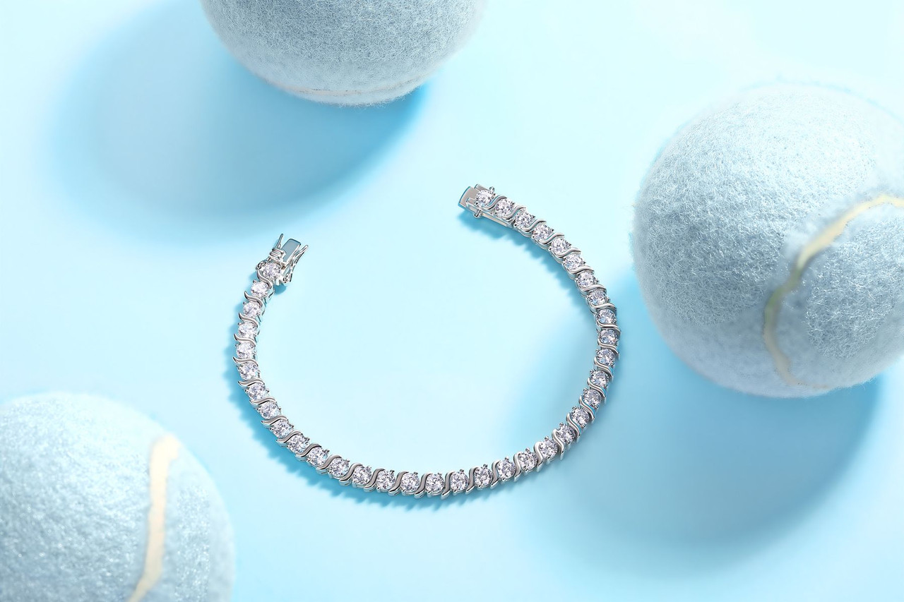 Moya - Made of morganite, 925 sterling silver and platinum-plated diamonds, it is a fashionable jewelry bracelet and a luxurious silver accessory.