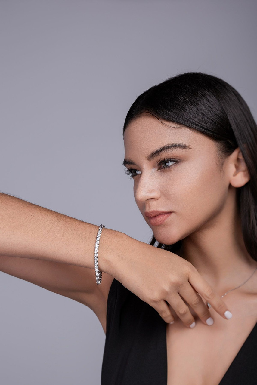 Moya - Made of morganite, 925 sterling silver and platinum-plated diamonds, it is a fashionable jewelry bracelet and a luxurious silver accessory.