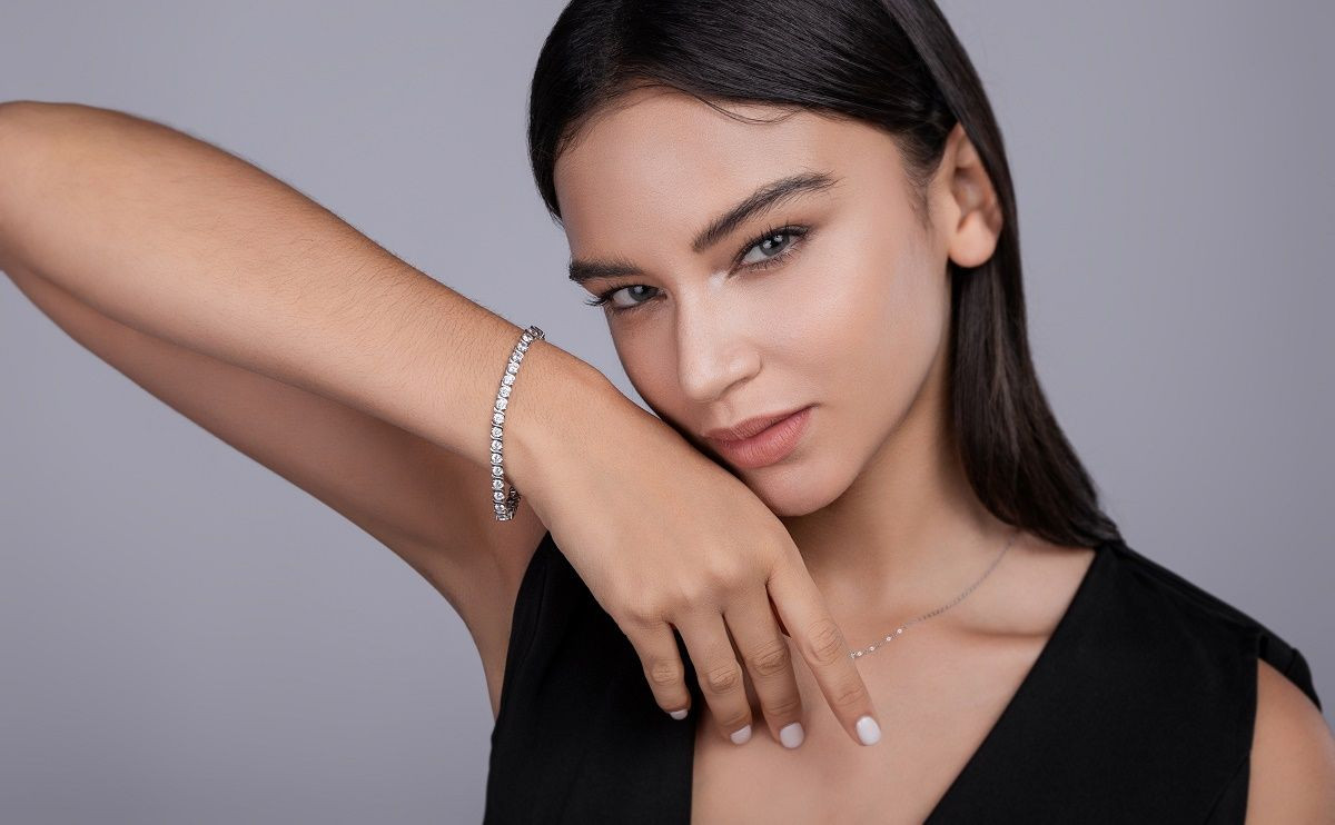 Moya - Made of morganite, 925 sterling silver and platinum-plated diamonds, it is a fashionable jewelry bracelet and a luxurious silver accessory.