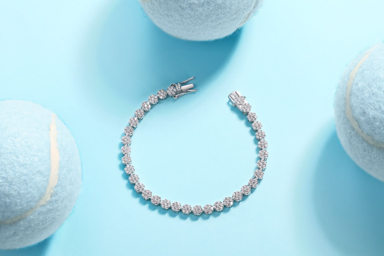 Flower Core - Composed of morganite, 925 sterling silver, and platinum-plated diamonds, it is a fashionable jewelry bracelet and a luxurious silver accessory.