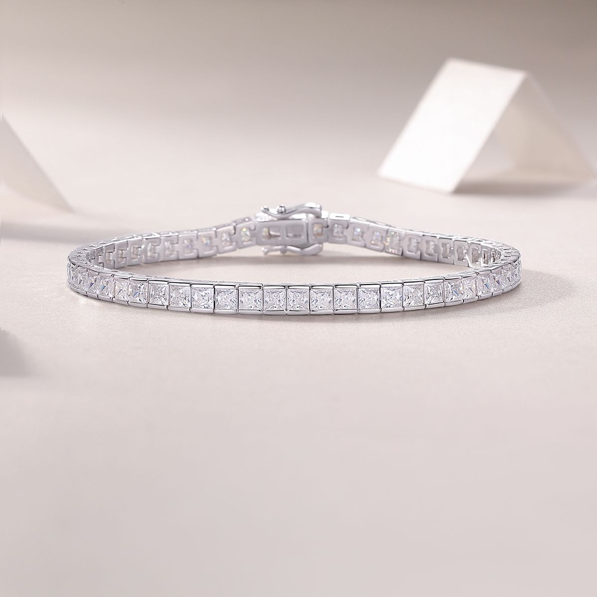 Time and Space Tunnel - Made of morganite, 925 sterling silver and platinum-plated diamonds, it is a fashionable jewelry bracelet and a luxurious silver accessory.