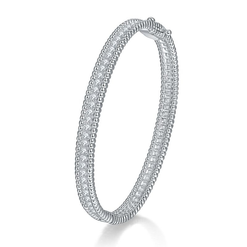 Composed of morganite, 925 sterling silver and platinum-plated diamonds, it is a fashionable jewelry bracelet and a luxurious silver accessory.