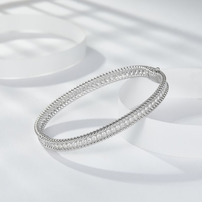 Composed of morganite, 925 sterling silver and platinum-plated diamonds, it is a fashionable jewelry bracelet and a luxurious silver accessory.