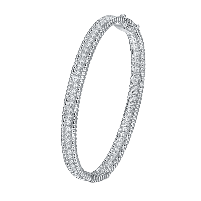 Composed of morganite, 925 sterling silver and platinum-plated diamonds, it is a fashionable jewelry bracelet and a luxurious silver accessory.