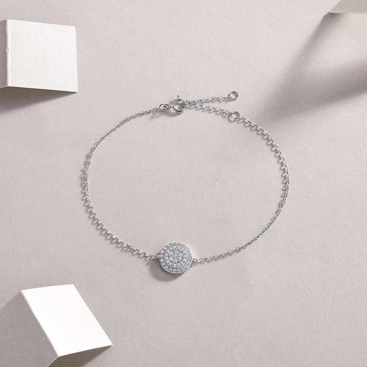 The Chain of Wealth - Made of moissanite, 925 sterling silver and platinum-plated diamonds, it is a fashionable jewelry bracelet and a luxurious silver accessory.