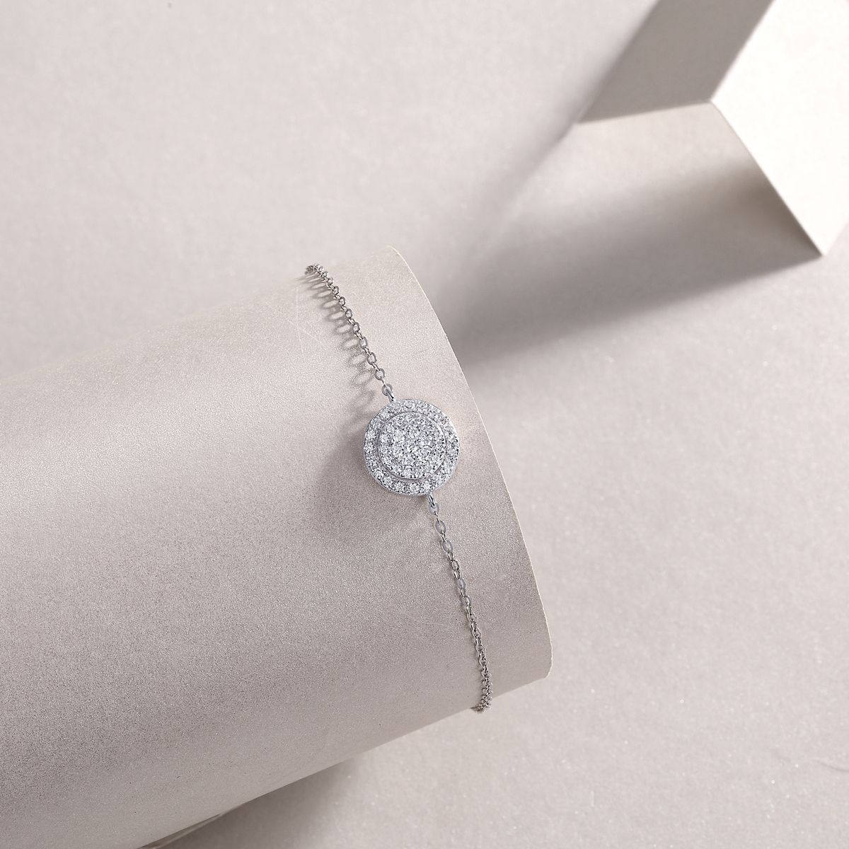 The Chain of Wealth - Made of moissanite, 925 sterling silver and platinum-plated diamonds, it is a fashionable jewelry bracelet and a luxurious silver accessory.