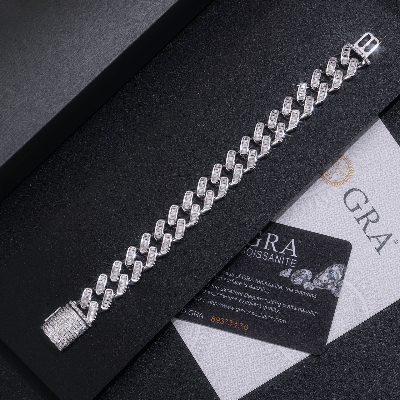 Composed of morganite, 925 sterling silver and platinum-plated diamonds, it is a fashionable jewelry bracelet and a luxurious silver accessory.