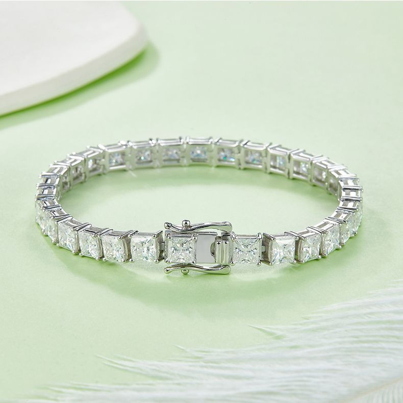 Composed of morganite, 925 sterling silver and platinum-plated diamonds, it is a fashionable jewelry bracelet and a luxurious silver accessory.