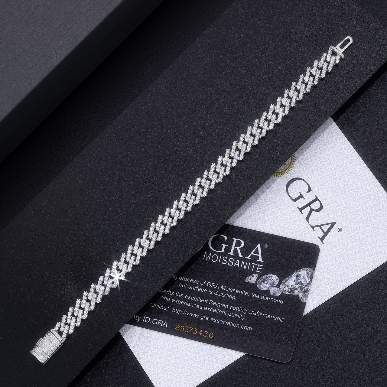 Composed of morganite, 925 sterling silver and platinum-plated diamonds, it is a fashionable jewelry bracelet and a luxurious silver accessory.