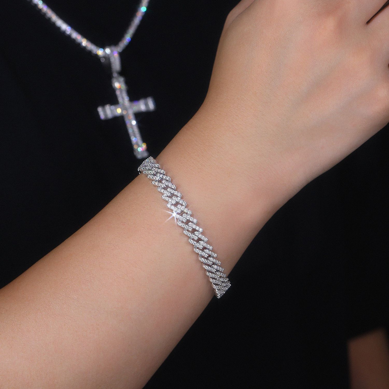 Composed of morganite, 925 sterling silver and platinum-plated diamonds, it is a fashionable jewelry bracelet and a luxurious silver accessory.