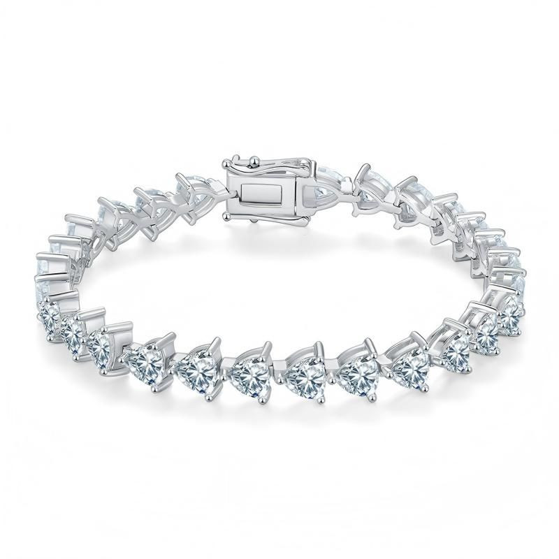 Composed of morganite, 925 sterling silver and platinum-plated diamonds, it is a fashionable jewelry bracelet and a luxurious silver accessory.
