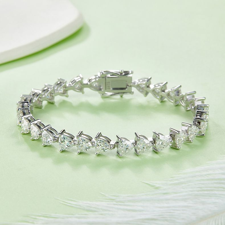 Composed of morganite, 925 sterling silver and platinum-plated diamonds, it is a fashionable jewelry bracelet and a luxurious silver accessory.