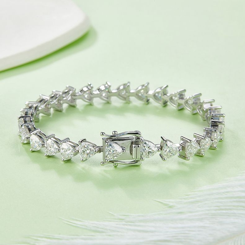Composed of morganite, 925 sterling silver and platinum-plated diamonds, it is a fashionable jewelry bracelet and a luxurious silver accessory.