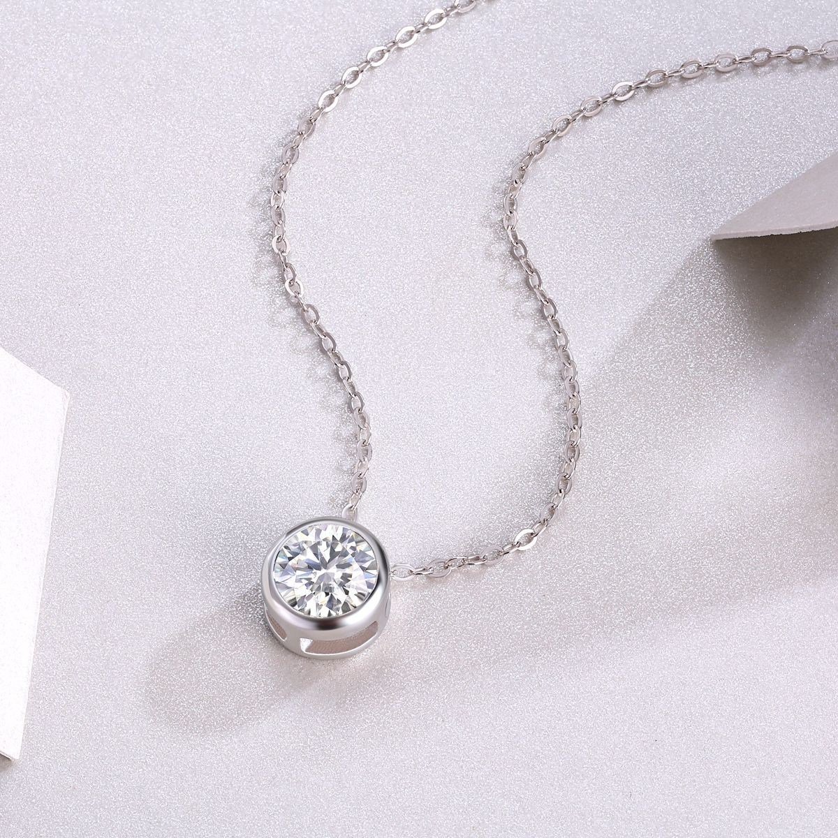 A fashionable and trendy jewelry necklace pendant set, featuring 1 carat moissanite gemstones, made of 925 silver material.