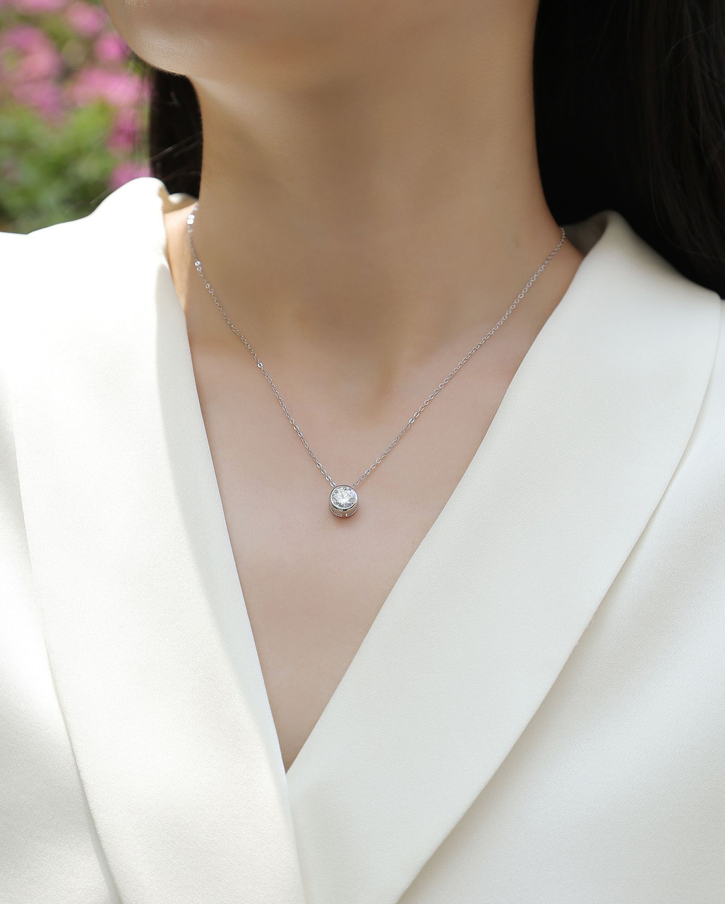 A fashionable and trendy jewelry necklace pendant set, featuring 1 carat moissanite gemstones, made of 925 silver material.