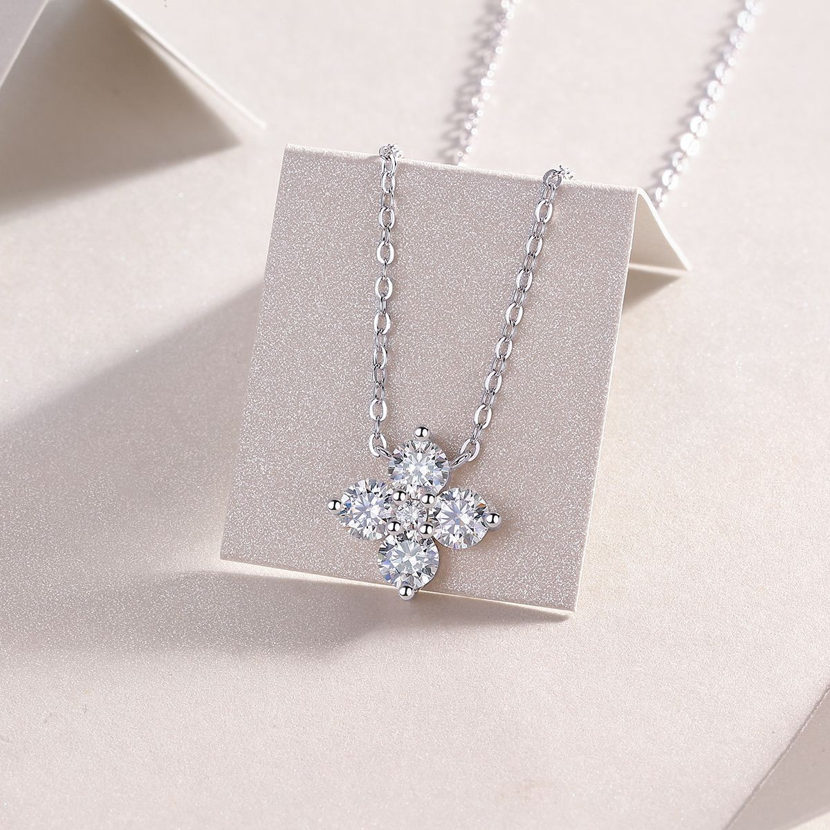 Lucky Four-Leaf Clover - A fashionable and popular jewelry necklace pendant set, featuring Monis stone, made of 925 silver and plated with platinum diamonds