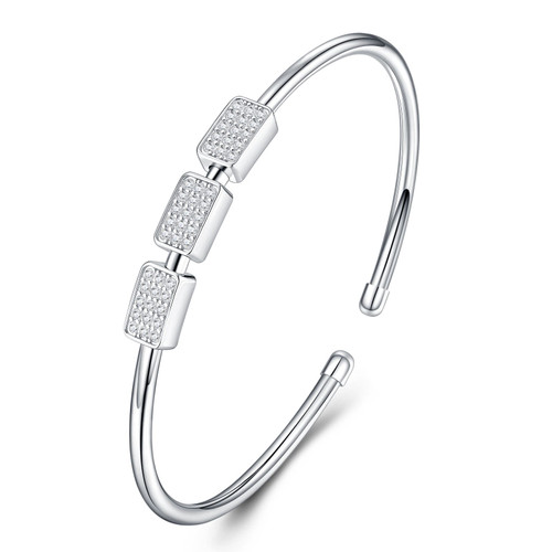 Composed of morganite, 925 sterling silver and platinum-plated diamonds, it is a fashionable jewelry bracelet and a luxurious silver accessory.