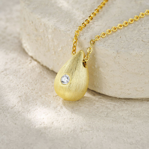 A fashionable and popular jewelry necklace pendant set, featuring Monnes stone, made of 925 silver and plated with platinum diamonds.