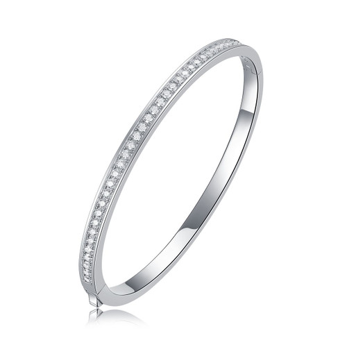 Engagement Ring - Made of morganite, 925 sterling silver and platinum-plated diamonds, it is a fashionable jewelry bracelet and a luxurious silver accessory.
