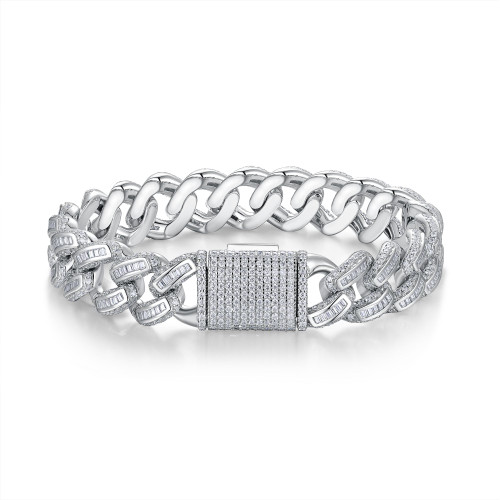 Composed of morganite, 925 sterling silver and platinum-plated diamonds, it is a fashionable jewelry bracelet and a luxurious silver accessory.