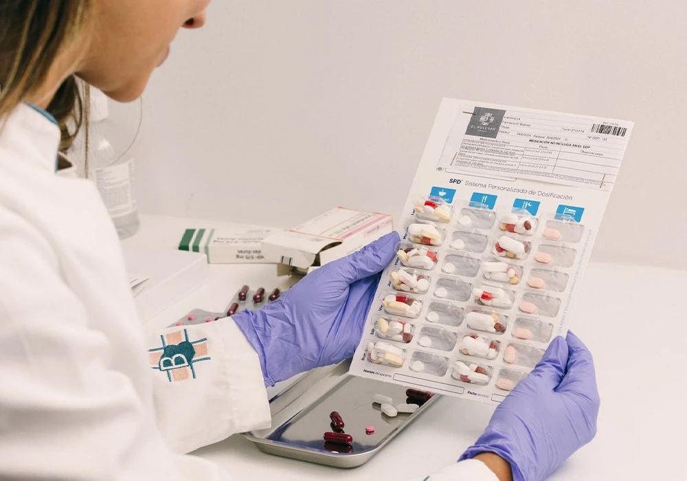 Preparación de la medicación en Farmacia El Bulevar en Valdebernardo