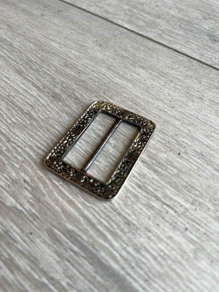 Antique Effect Silver Embossed Belt Buckle – Vintage Style Accessory