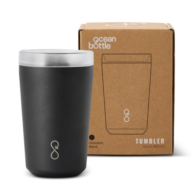 A drink bottle in obsidian black with a silver lid, next to a cardboard box featuring a logo.
