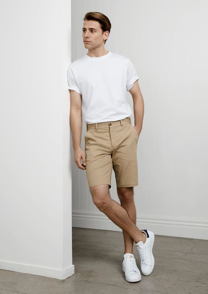 Men's shorts in khaki, featuring a button closure and pockets, styled with a white t-shirt and white sneakers.