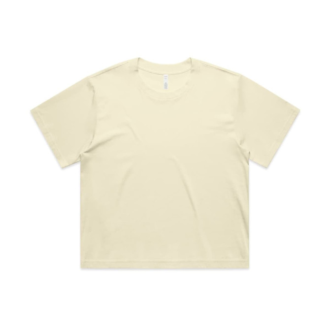 A cropped tee in a light beige colour with a loose fit and a round neckline, featuring a logo.
