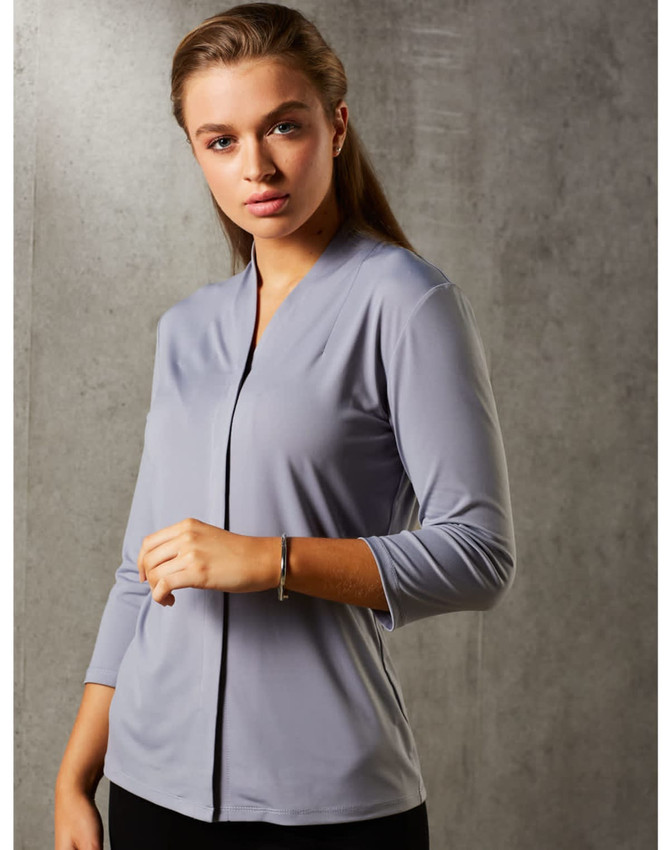 A mid-sleeve knit top in light grey, featuring a stylish front zip and a fitted design. It has a logo.