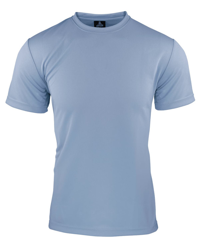 A light blue men’s t-shirt with short sleeves and a logo on the collar. Ideal for casual wear.