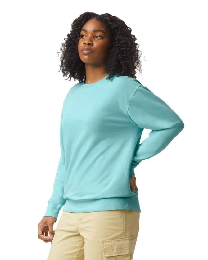 A lightweight crewneck sweatshirt in a vibrant turquoise colour, featuring a simple design and a logo.