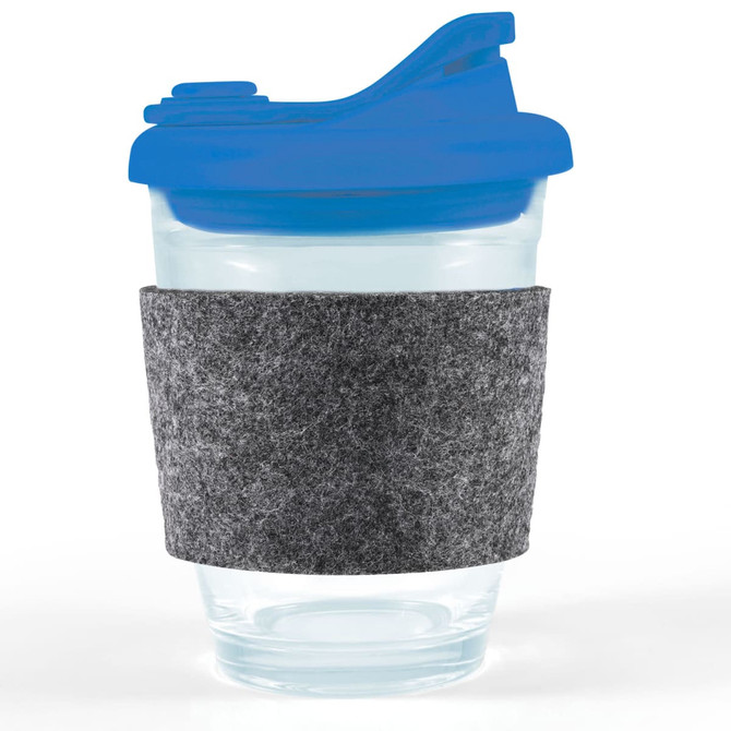 A reusable coffee cup featuring a blue snap lid and a grey RPET band for insulation.