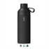 A drink bottle in matte black with a screw-on lid and a holding loop. It features a logo on the front.