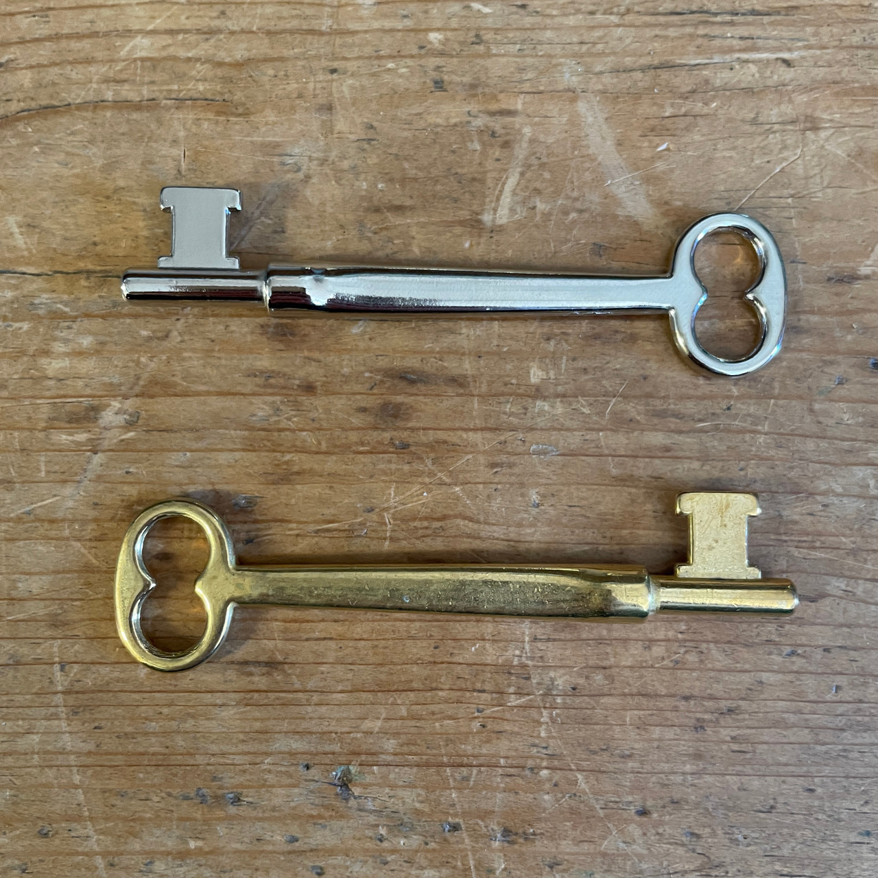 8 Vtg Flat Skeleton Keys In A Variety Of Cuts And Sizes Approx 1.25 -  2.75