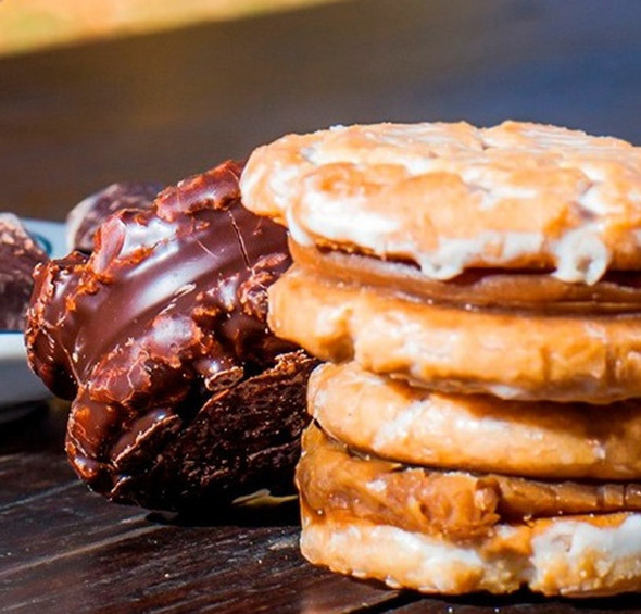 Estancia El Rosario Alfajores Cordobeses Mixtos Chocolate & Sprinkled Sugar Alfajores with Dulce de Leche Filling, 38 g / 1.34 oz ea (box of 12 alfajores)