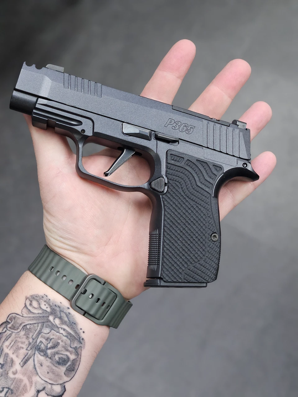 380 ハンドル　丸ハン　フィジーク Sig Sauer P365-LUXE 380 | AXG X Veloce - LOK Grips