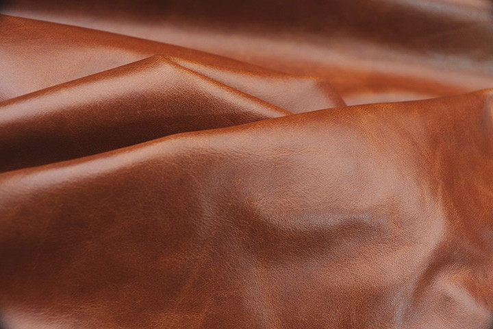 Close-up picture of Brandy Distress leather for upholstery with waxy finish
