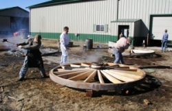 Hot tire and hub band setting method applied to large wooden wheel